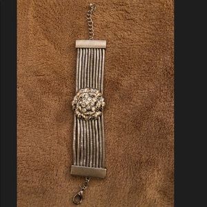 Flower pendant bracelet